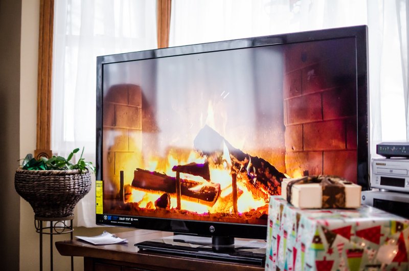 Камин на экране телевизора