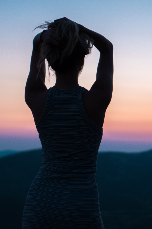 Девушки стоящие спиной