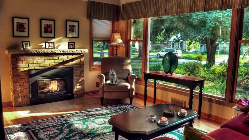 Красивая гостиная с камином