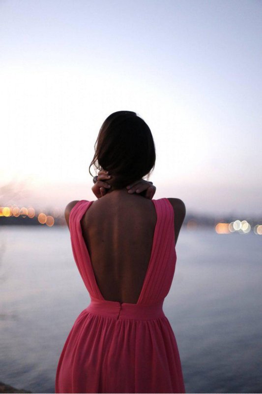 Девушка в платье сзади