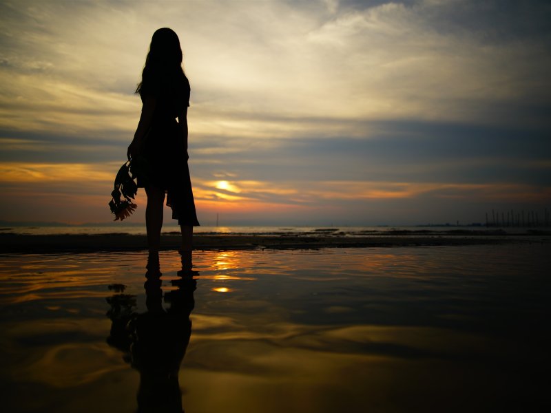 Девушка на море со спины