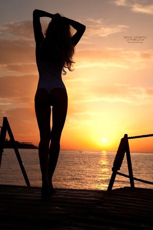 Девушка на закате спиной