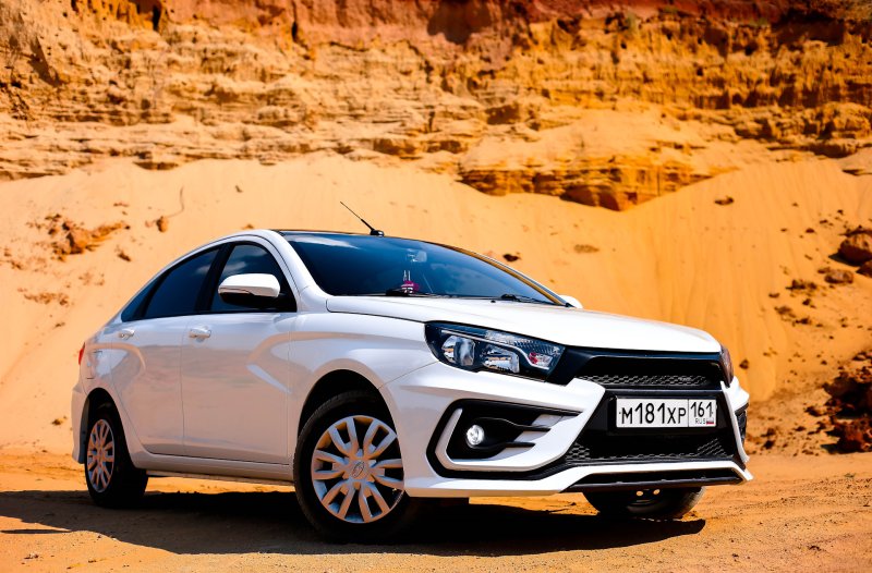 Лада Веста белая