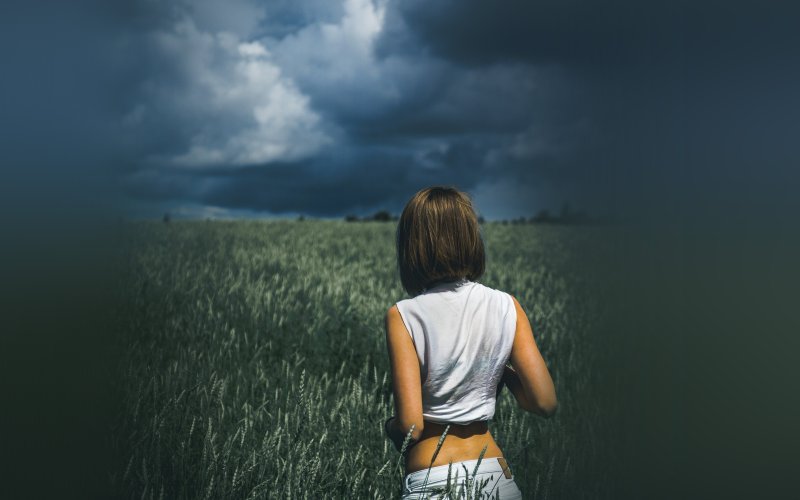 Девушка на природе со спины брюнетка