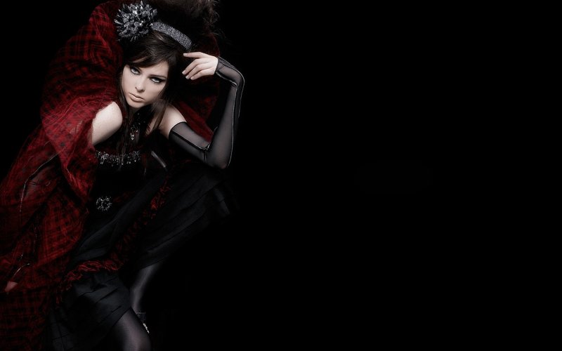 Девушка на темном фоне