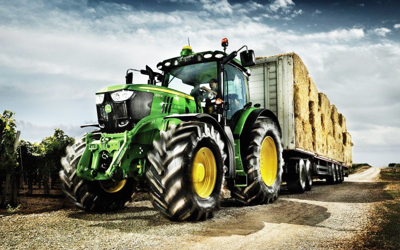 John Deere трактор