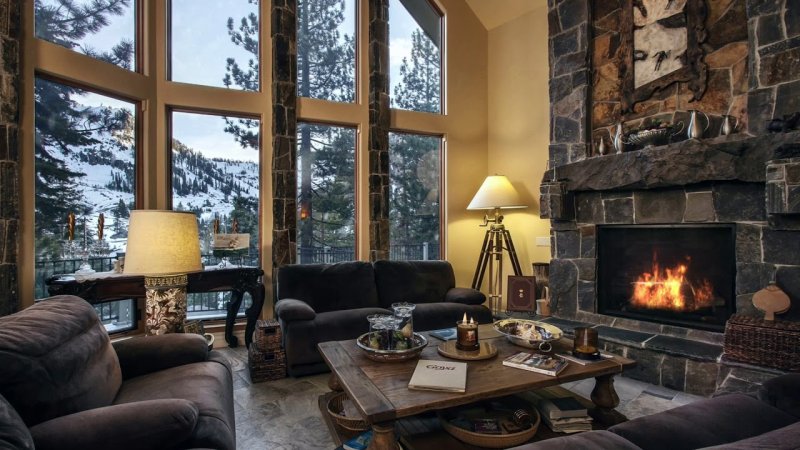 Гостиная с панорамными окнами и камином