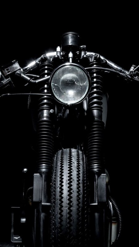 Мотоцикл на черном фоне