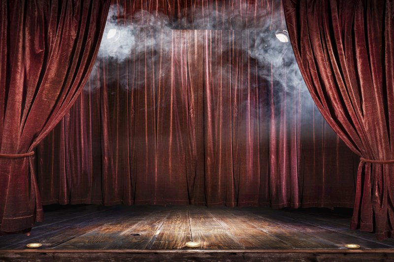 Красный бархатный занавес