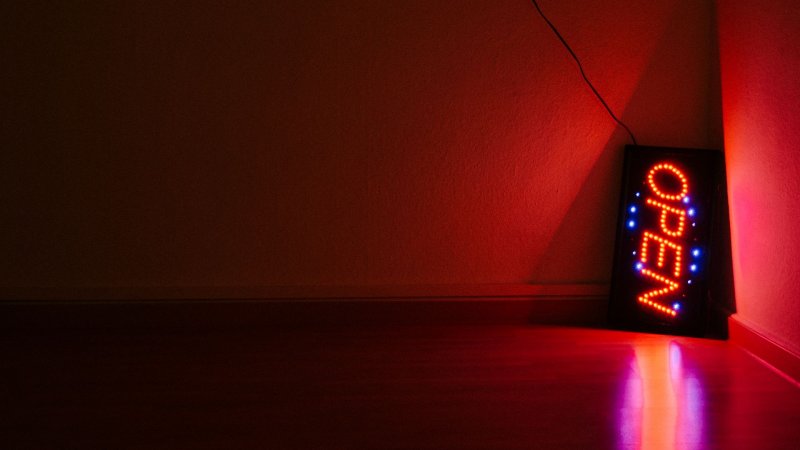 Красный неон