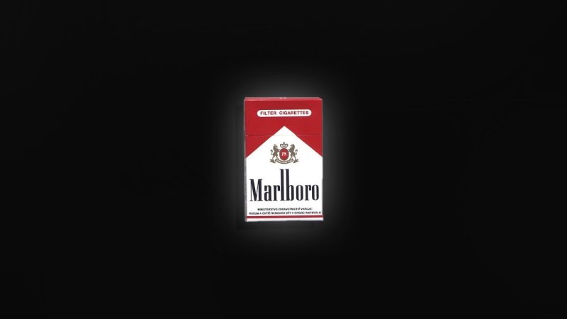 Пачка Мальборо на черном фоне