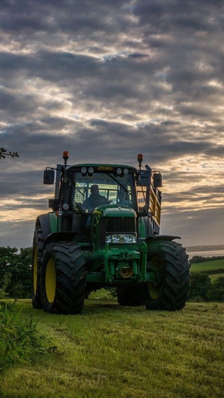 John Deere трактор