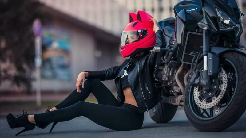 Девушка на мотоцикле
