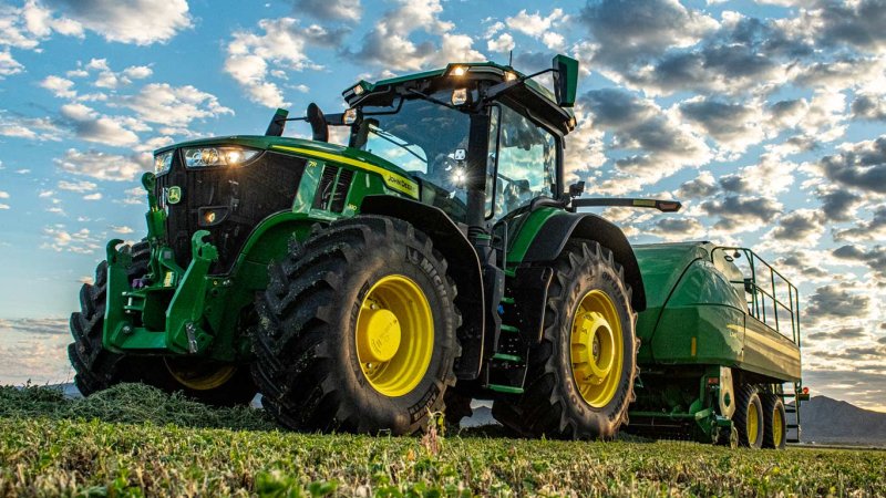 John Deere трактор
