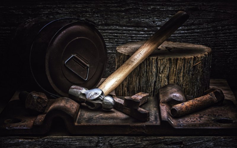 Инструменты на фоне дерева