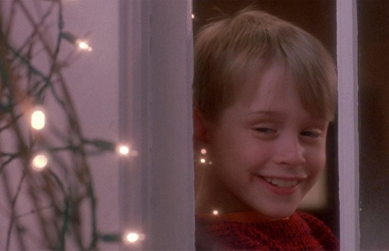 Кевин Маккалистер с елкой