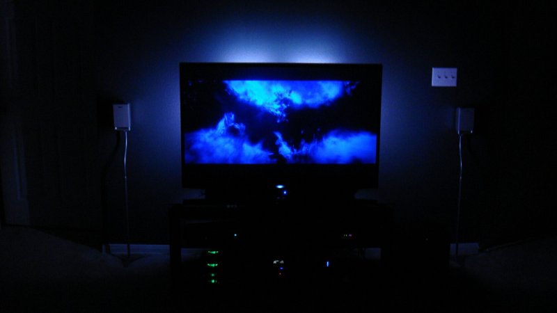 Телевизор в темноте