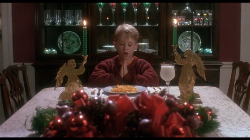 Кевин Маккалистер с елкой