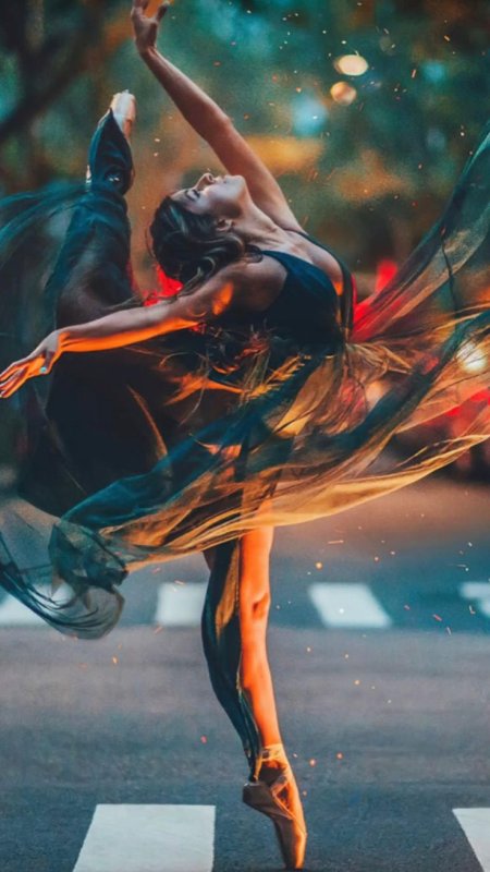 Красивая девушка танцует