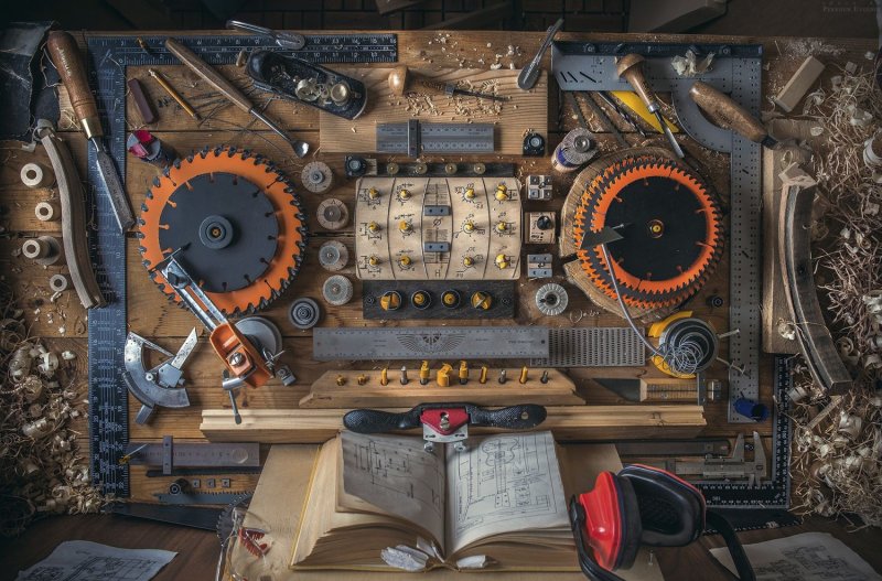 Инструменты на рабочем столе компьютера