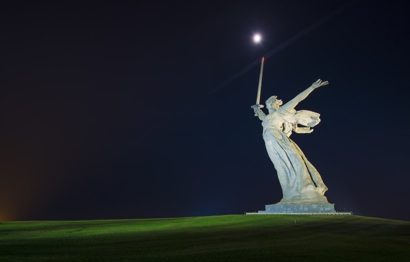 Скульптура Родина-мать зовет в Волгограде