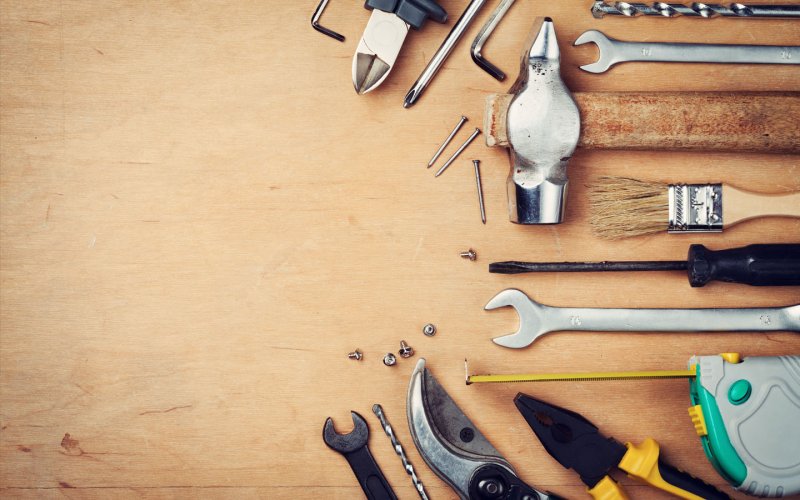 Инструменты на фоне дерева