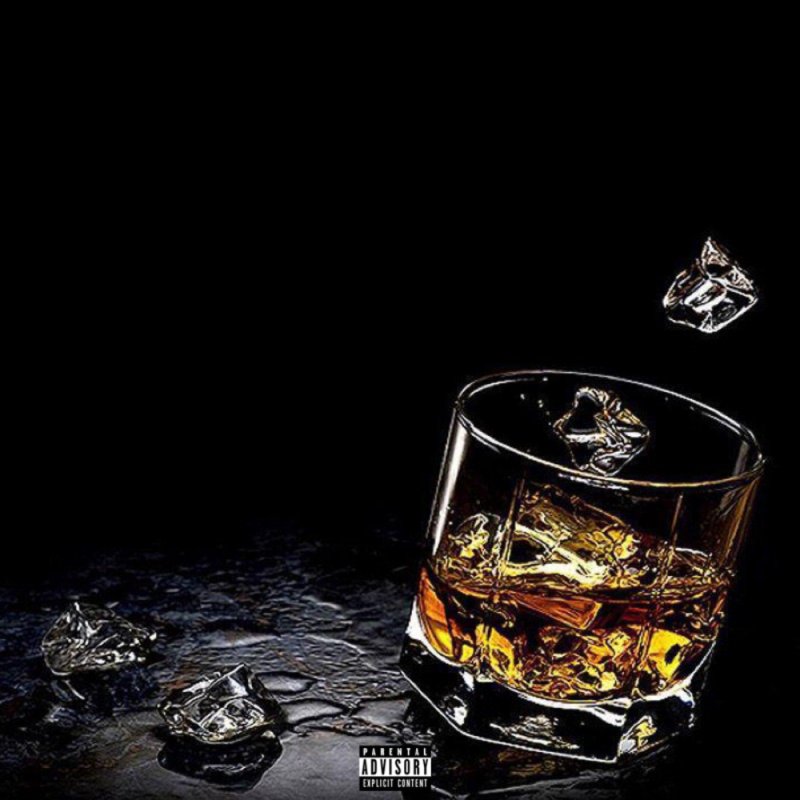 Алкогольные напитки на черном фоне