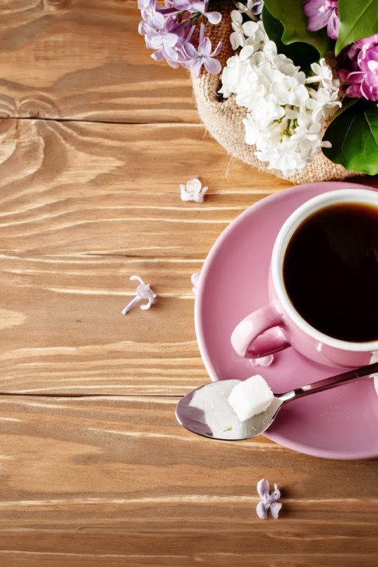 Чашка кофе на деревянном столе