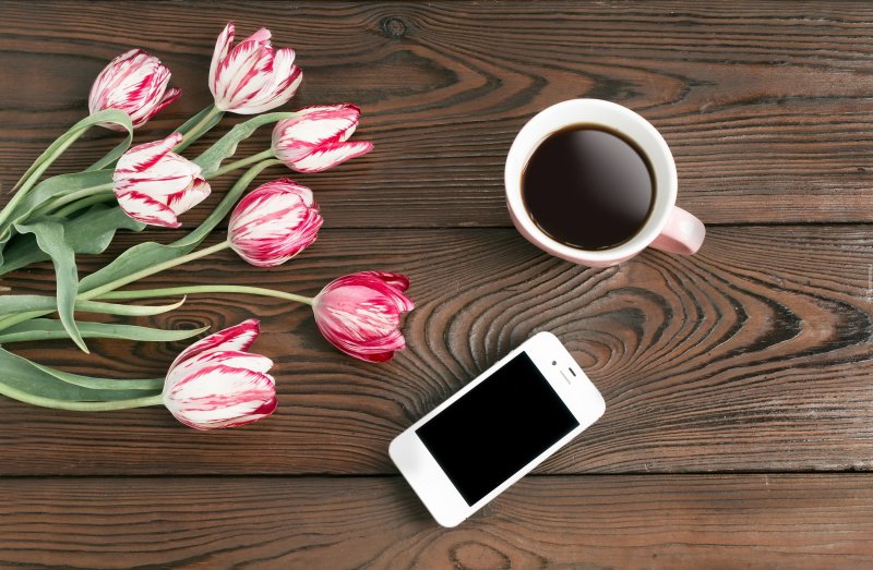 Цветы на деревянном столе