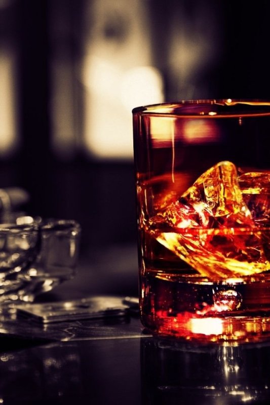 Стакан виски со льдом