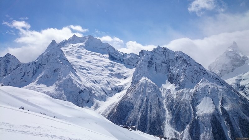 Снежные горы Домбай