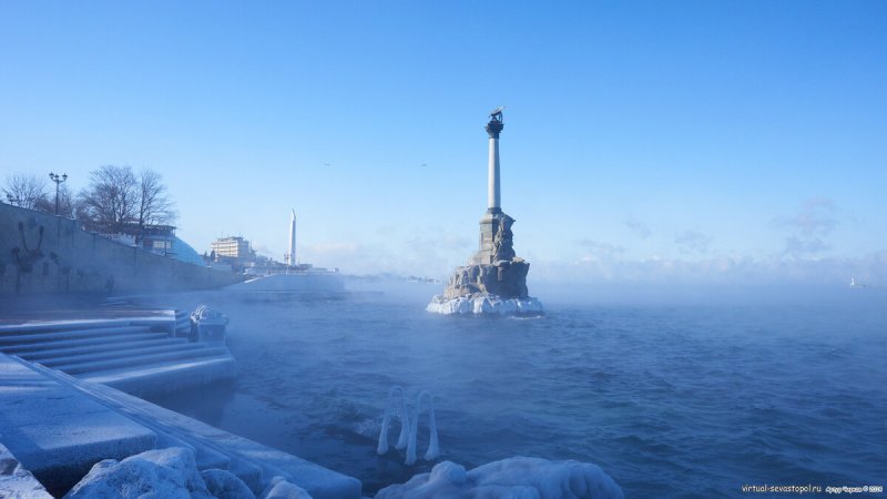 Памятник затопленным кораблям в Севастополе
