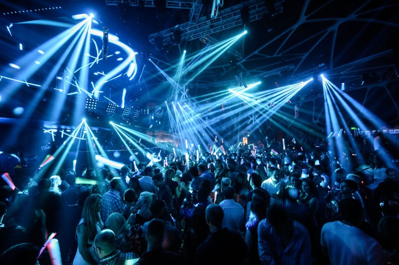 Люди в клубе