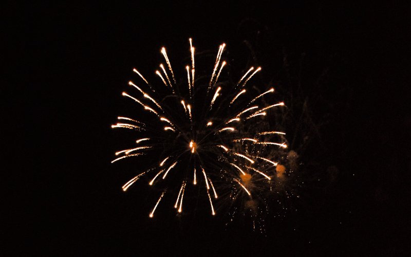 Фейерверк на темном небе