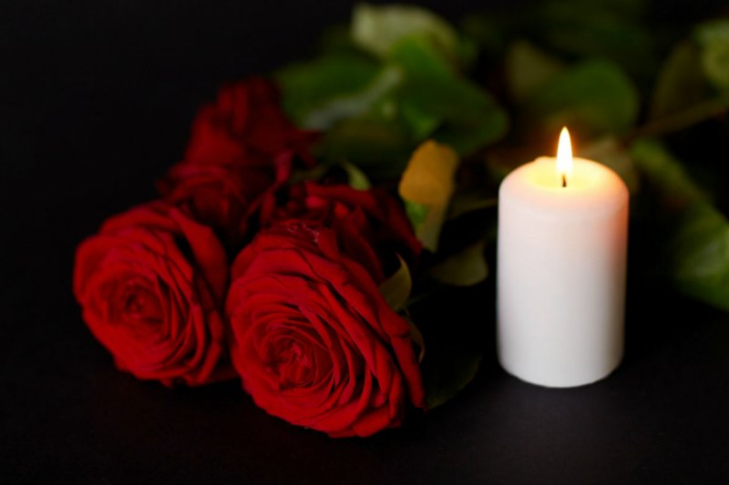 Свеча памяти и цветы
