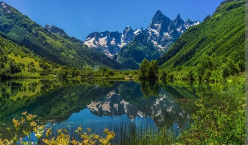 Озеро Туманлы-Кель в Домбае летом