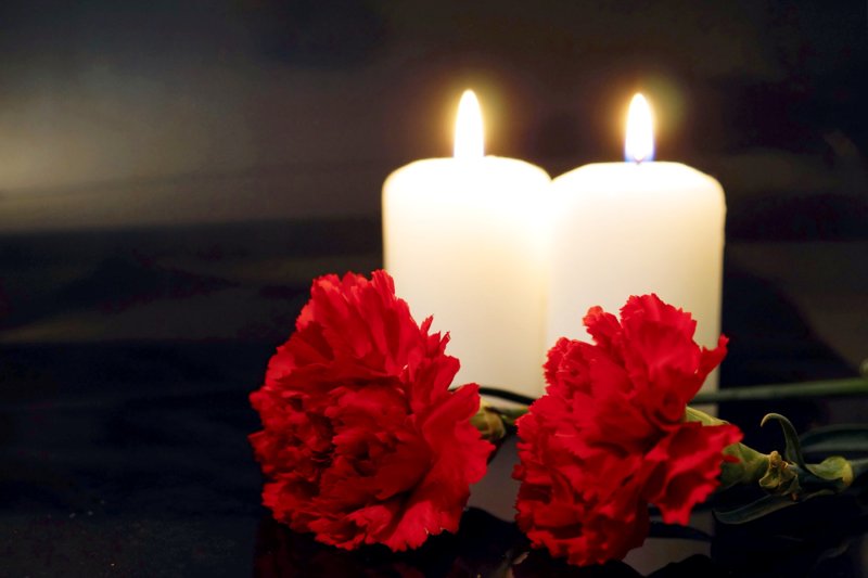 Траурная свеча с цветами