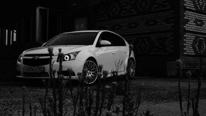 Шевроле Круз на черном фоне