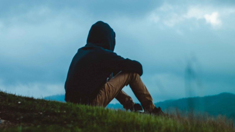 Человек в капюшоне спиной