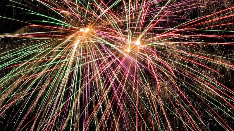 Искры салют