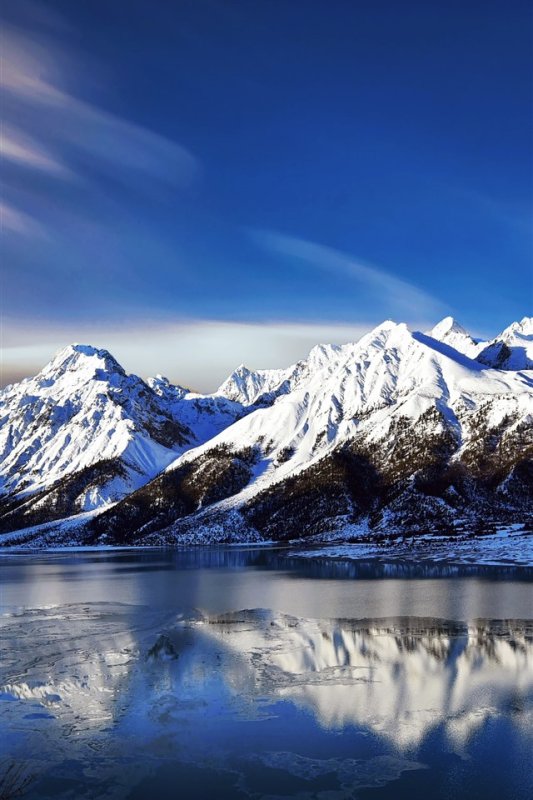 Красивые заснеженные горы