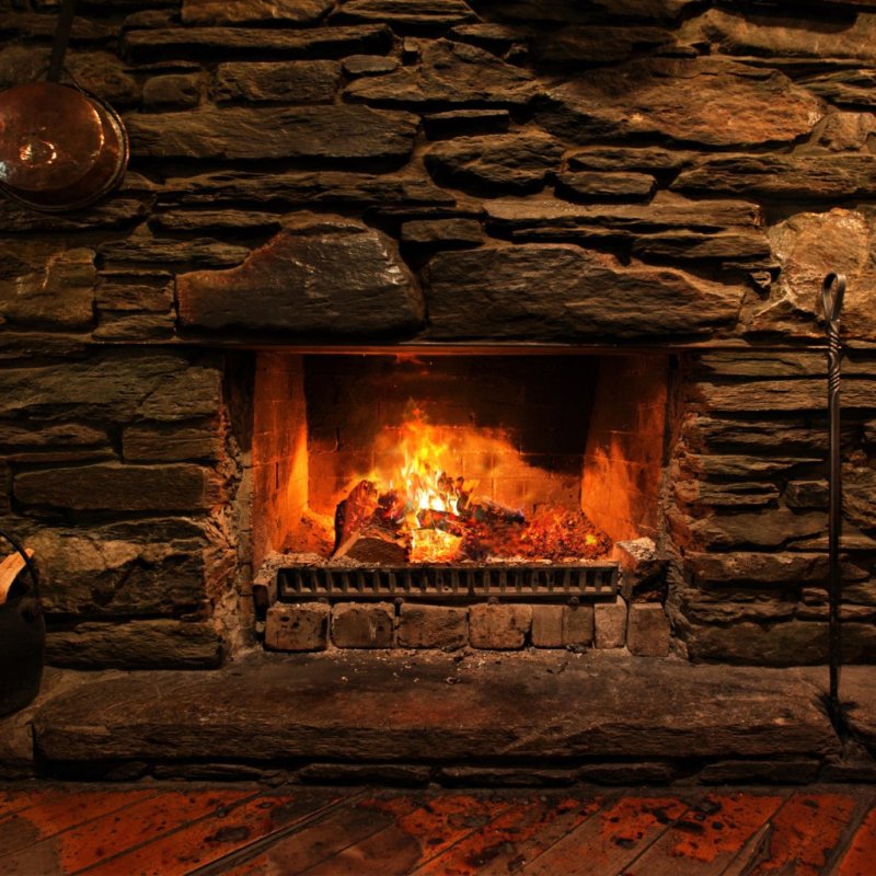 Красивый огонь в камине