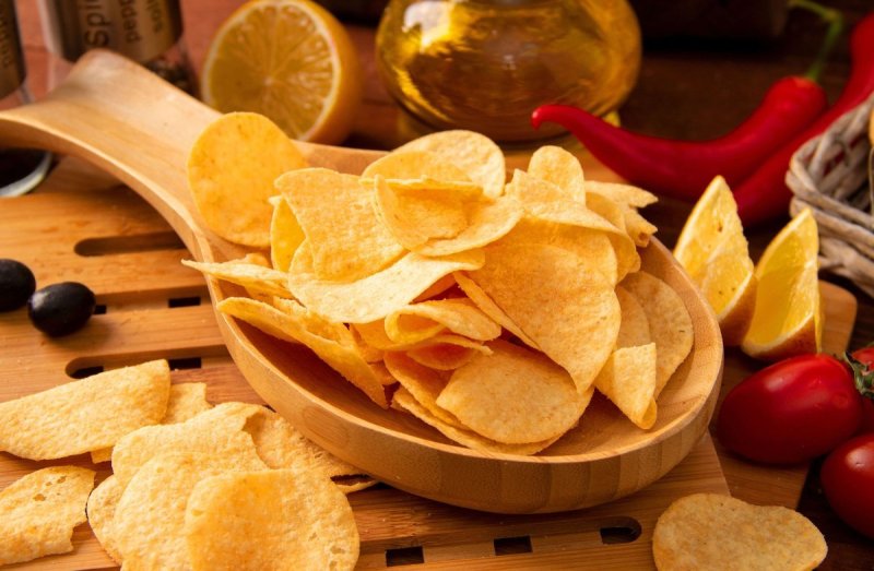 Чипсы в тарелке