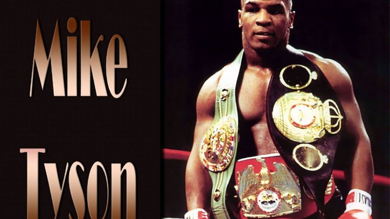 Майк Тайсон с поясами