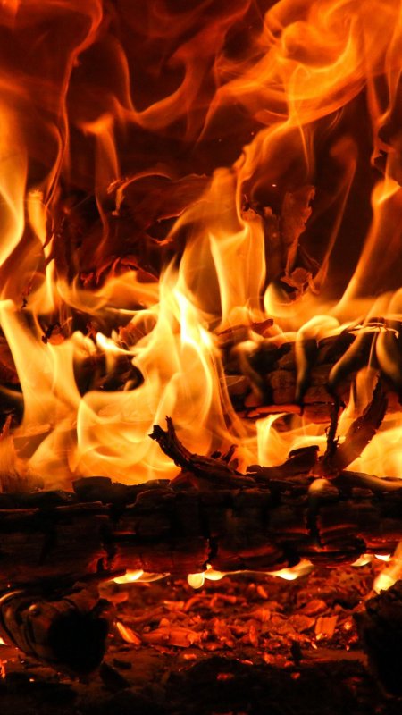 Красивый огонь в камине