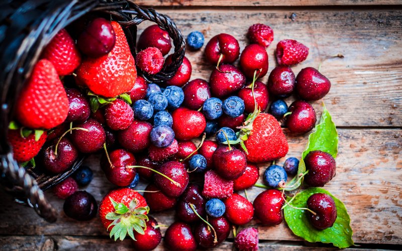 Крубника малина черника смородина