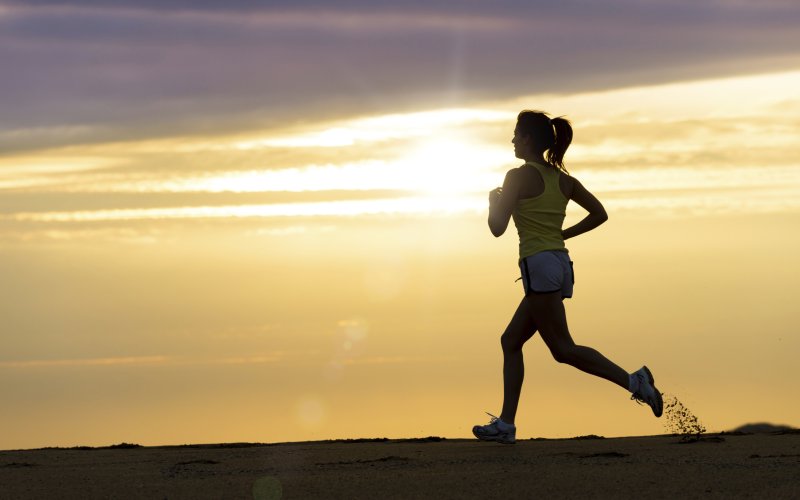 Девушка бежит