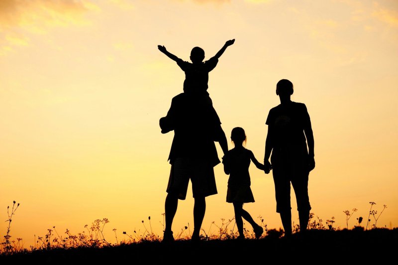 Силуэты семьи с детьми