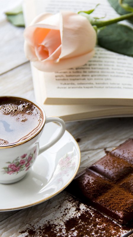 Чашка чая с шоколадом