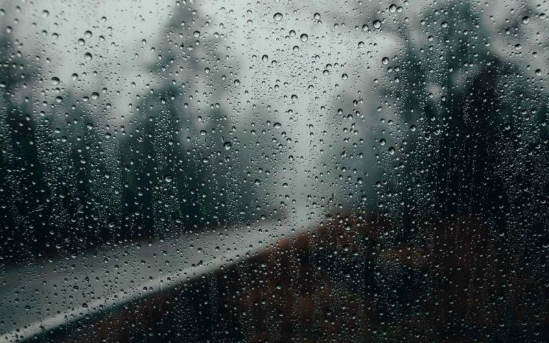 Капли на стекле